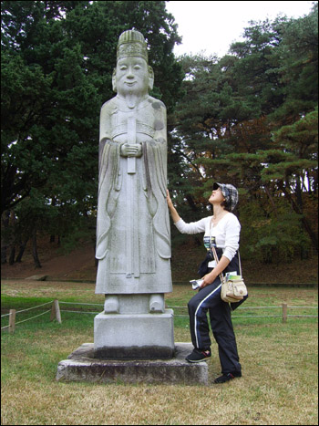 저런 얼굴을 가진 조선의 문인석을 본 일 있는가? 4m 정도 될 듯한 왜색이 짙은 문인석의 얼굴은 홍릉 석물을 일본인이 제작했다는 설을 뒷받침해준다. 